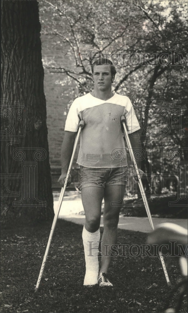 1979 Press Photo Injured Badgers football quarterback, John Josten on crutches- Historic Images