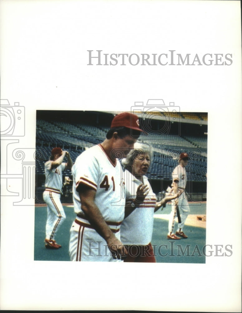 Press Photo Marge Schott CEO, general manager of Cincinnati Reds with players. - Historic Images
