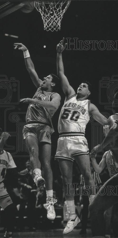 1989 Press Photo Both Jim Ford and Joe Nethen went for the basketball - Historic Images