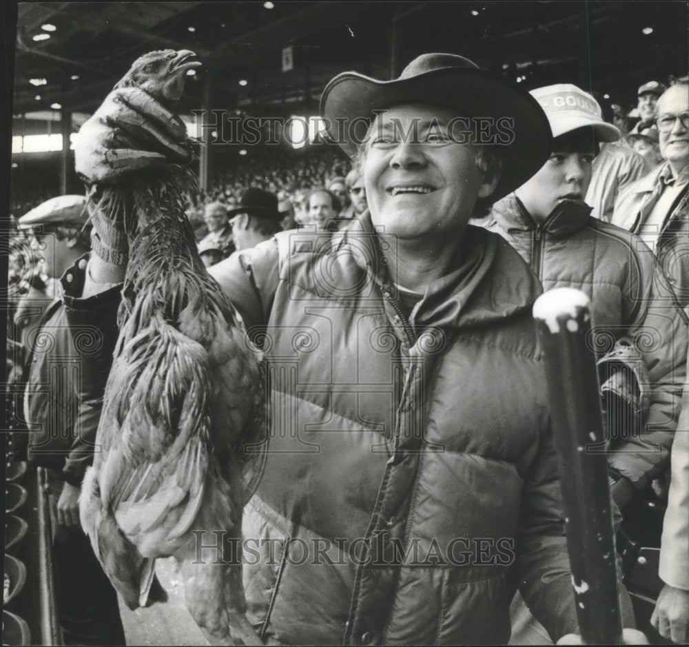 1982 Press Photo Brewers' fan Roy Hahm holds up dead chicken at World Series- Historic Images