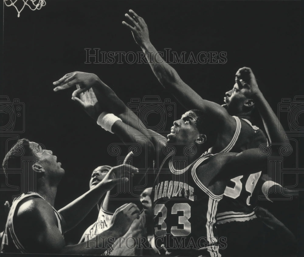 1986 Press Photo Marquette's Tony Reeder Fights Through Heavy Traffic ...