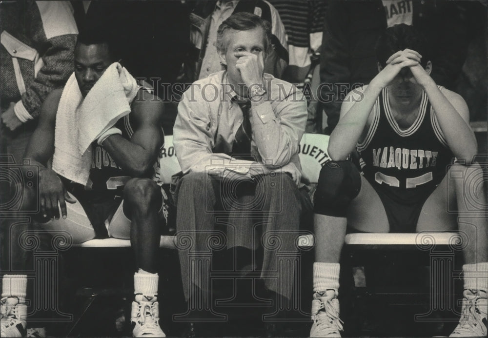 1987 Press Photo A dismayed MU basketball coach Bob Dukiet flanked by players- Historic Images