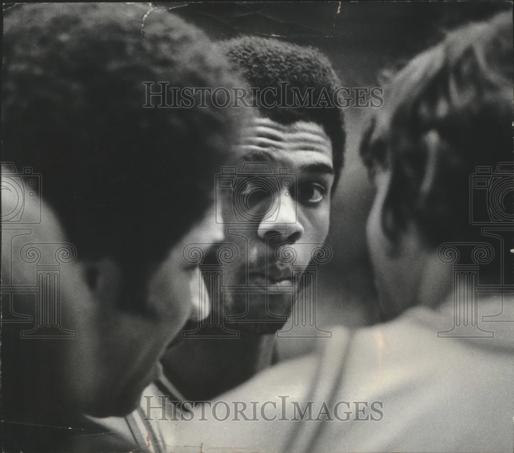 1976 Press Photo James &quot;Stretch&quot; Gregory listens to Wisconsin Coach Bill Cofield - Historic Images