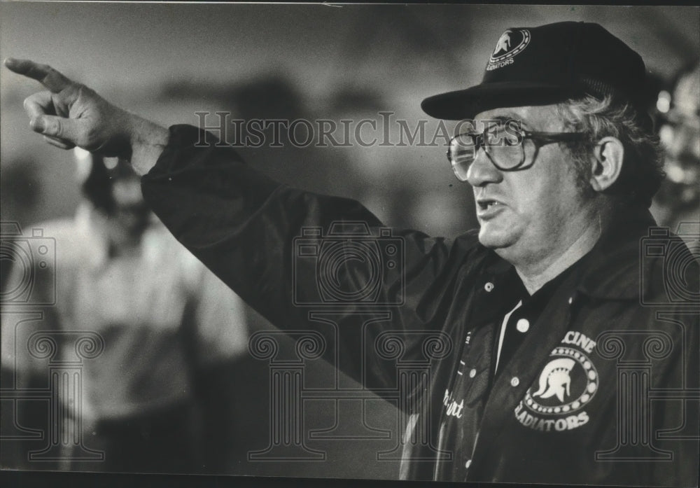 1982 Press Photo Football Coach Harry Gilbert leads the Racine Gladiators - Historic Images