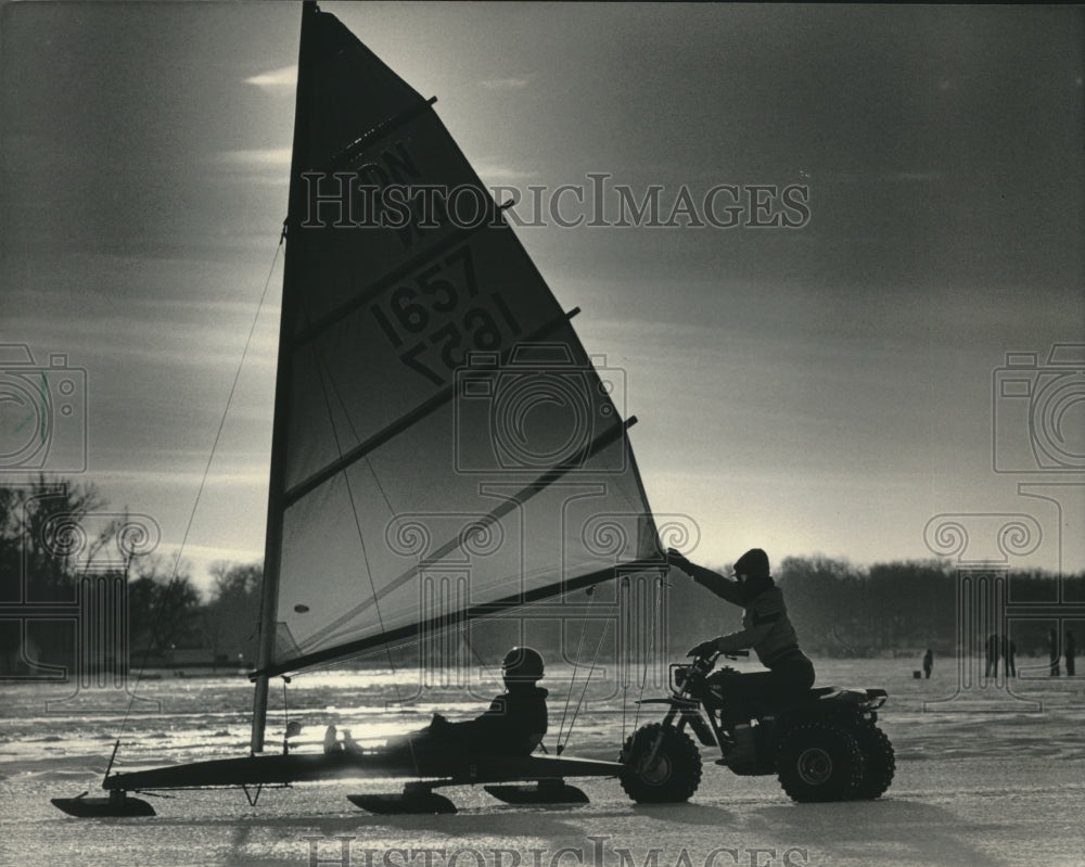 1985 Press Photo George Joeckel&#39;s boat boosted by daughter Sue, Pewaukee Lake - Historic Images