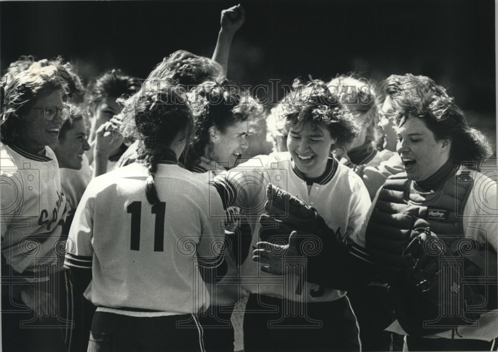 1990 Press Photo Fond du Lac St. Mary's Springs Players Surround Winning Pitcher- Historic Images