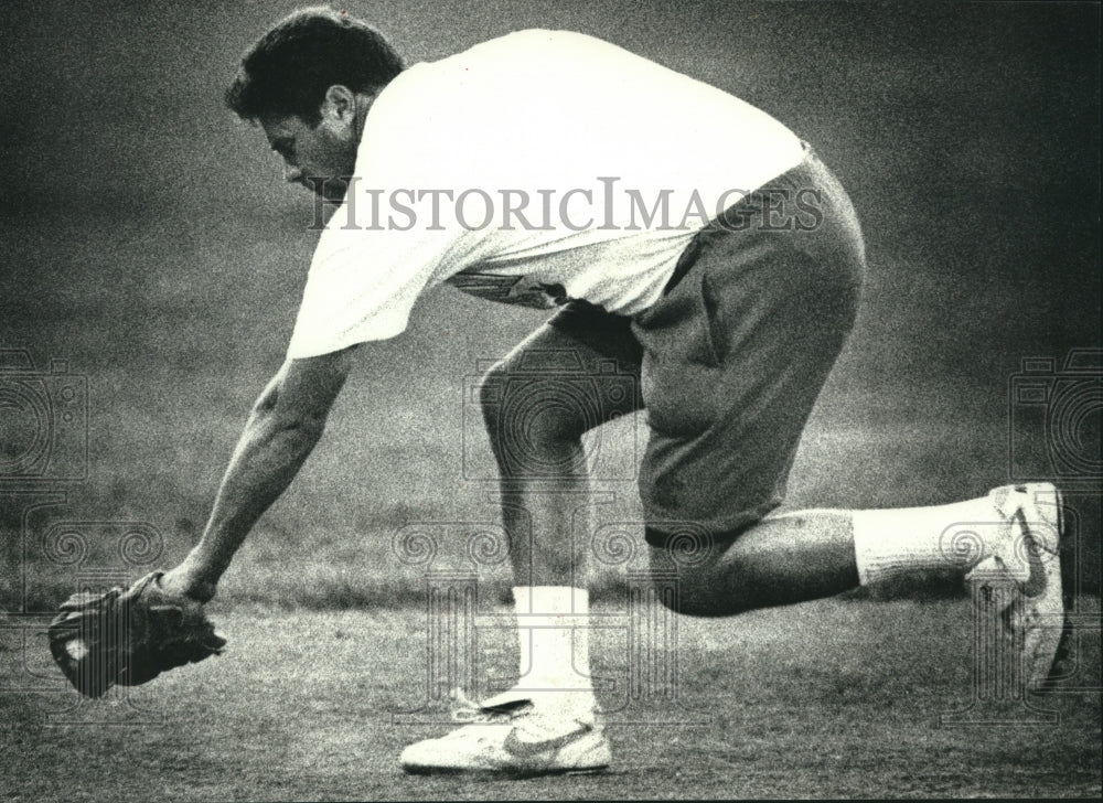 1990 Press Photo Shortstop Paul Palesse Makes Great Play at Buckner Park- Historic Images