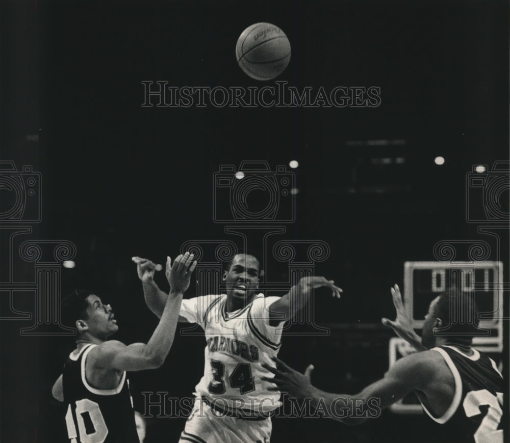 1989 Press Photo Marquette basketball&#39;s Tony Smith flanked by Loyola players - Historic Images