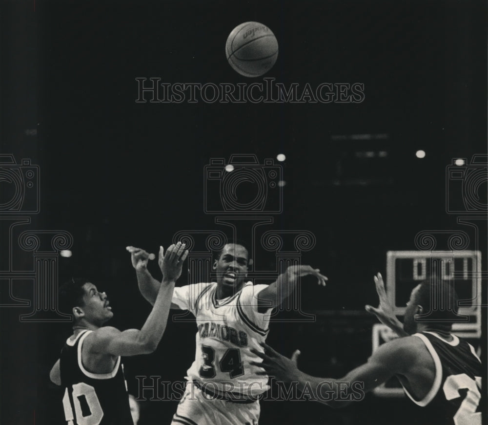 1989 Press Photo Marquette basketball's Tony Smith flanked by Loyola players - Historic Images