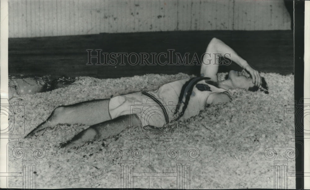1954 Press Photo Record-breaking pole vaulter Reverend Bob Richards misses leap- Historic Images