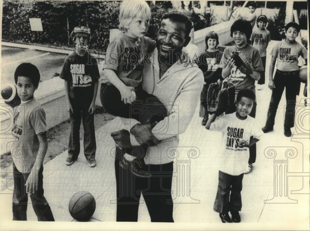 1977 Press Photo Sugar Ray Robinson Helps Lost and Alienated Youngsters - Historic Images