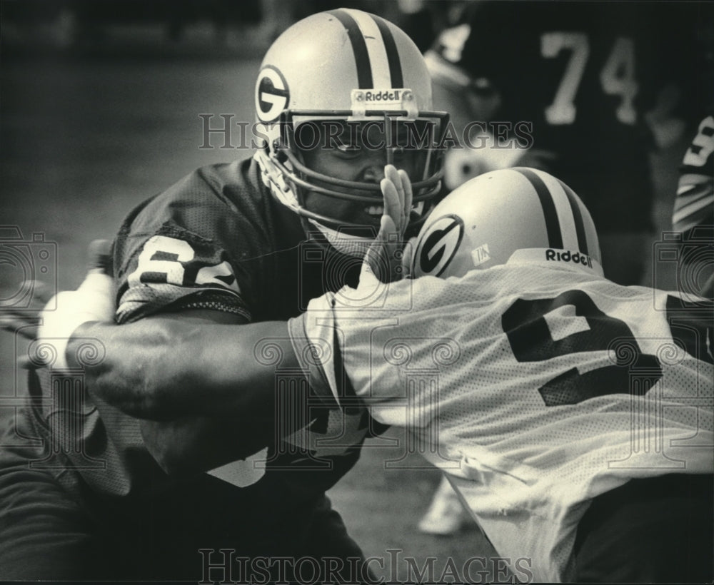 1986 Press Photo Morris Johnson Practices Blocking Against Teammate Martin - Historic Images