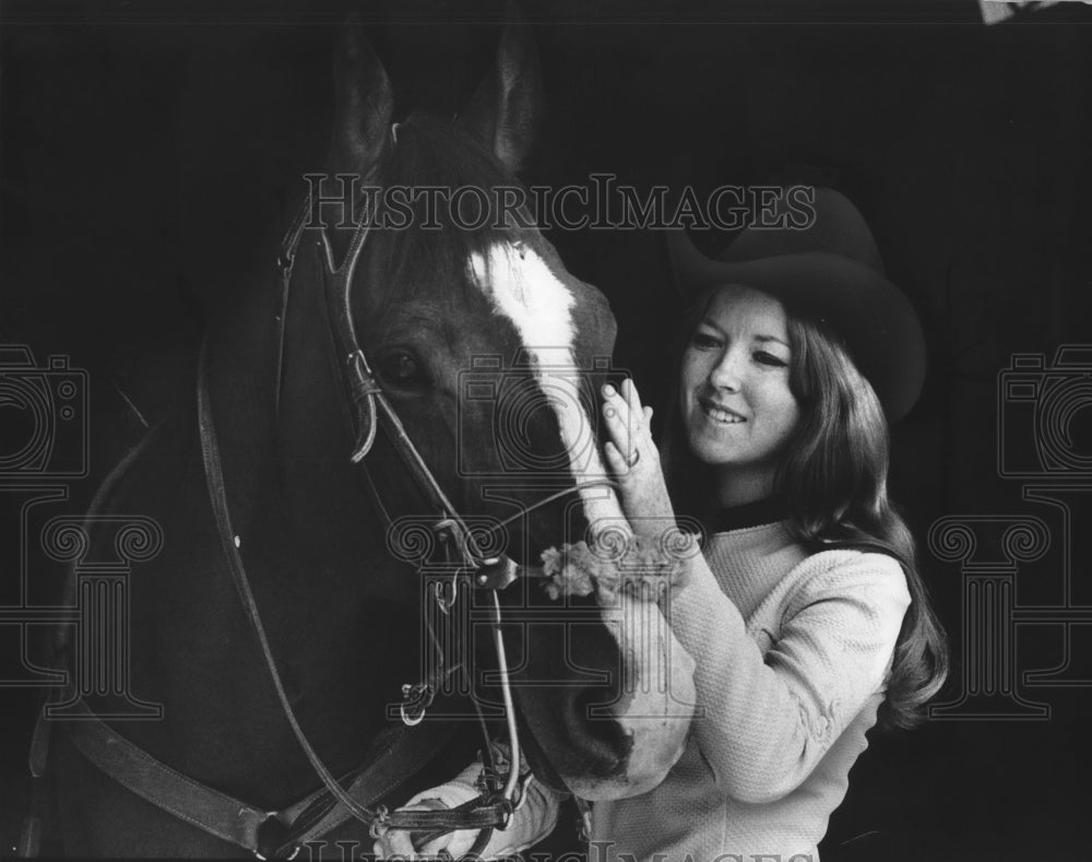 1972 Rodeo star, Mrs.Mary Jane Robinson with her horse - Historic Images