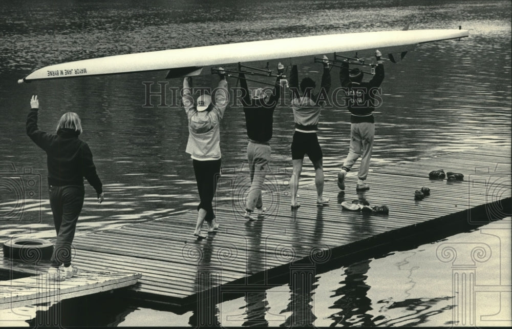 1984 Press Photo Milwaukee Rowing Club members during Milwaukee River race - Historic Images