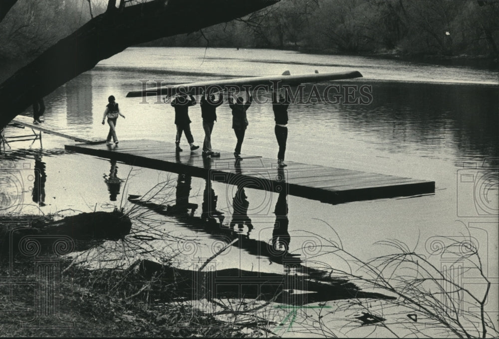 1984 Press Photo Chicago rowing team members prepare to launch its shell- Historic Images