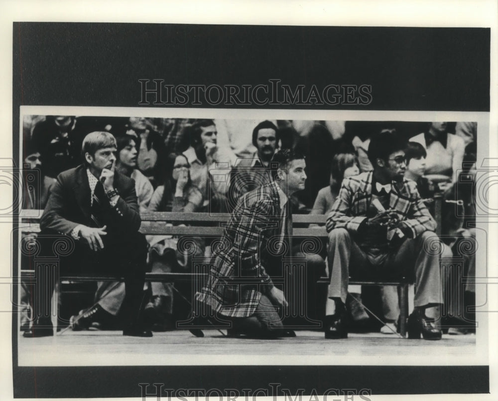 1976 Press Photo Coach John Powless of Wisconsin watches his Badgers lose - Historic Images