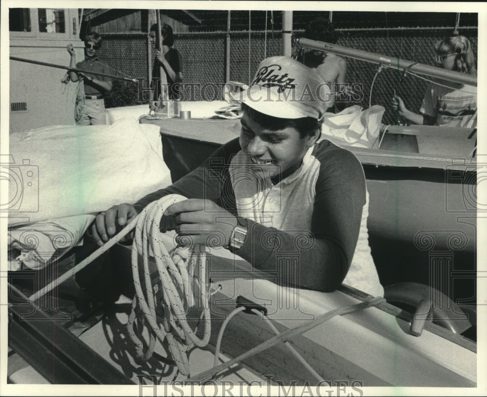 1983 Press Photo John Ruf helps prepare to set sail at the Milwaukee Yacht Club - Historic Images
