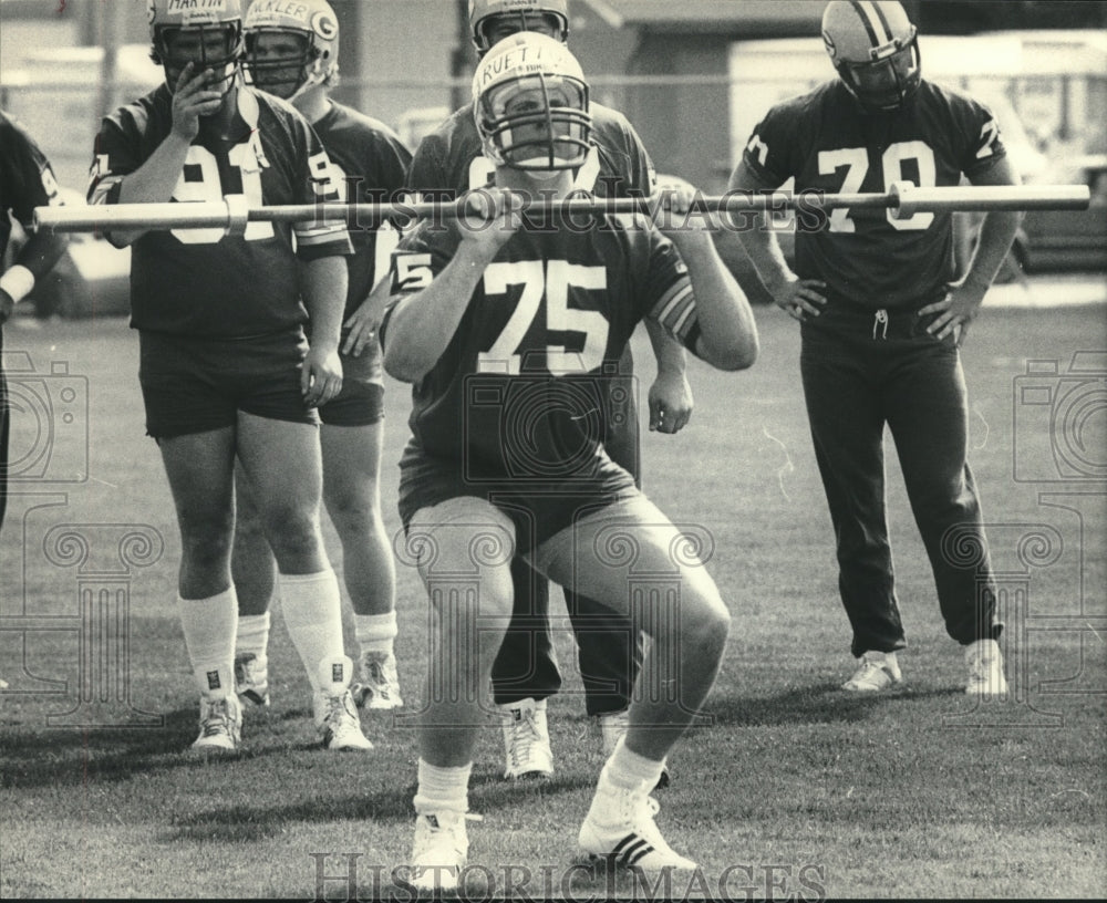 1985 Press Photo Football player Ken Ruettgers trains with the Green Bay Packers - Historic Images