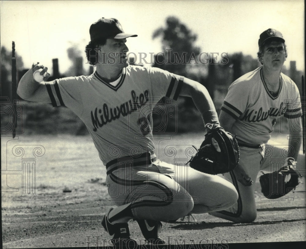 1985 Press Photo Brewers&#39; Bill Schroeder throws as Coach Larry Haney watches- Historic Images