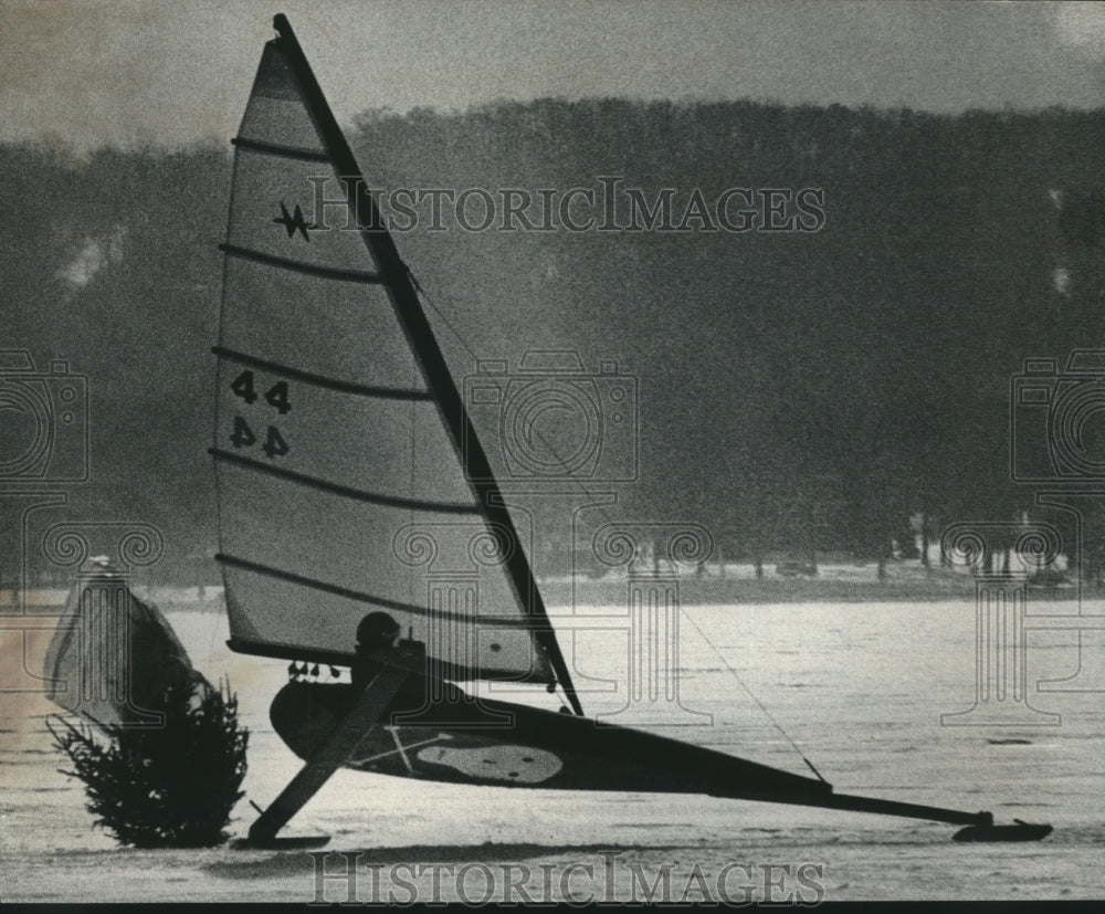 1977 Press Photo Steve Arnold of Madison's Four Lakes Ice Yacht Club on water - Historic Images