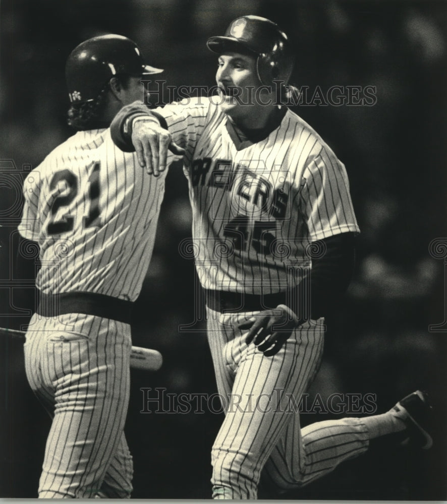 1987 Press Photo Milwaukee Brewers' Rob Deer and other celebrates after scoring- Historic Images