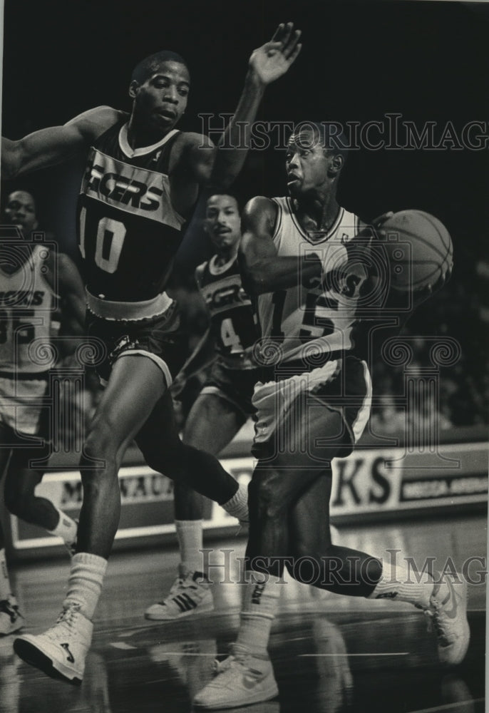 1986 Press Photo Milwaukee Bucks&#39; Craig Hodges moved inside Vern Fleming - Historic Images