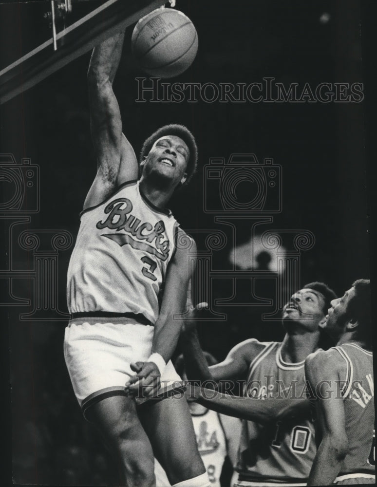 1976 Press Photo Milwaukee Bucks' Elmore Smith drives the ball through the hoop- Historic Images