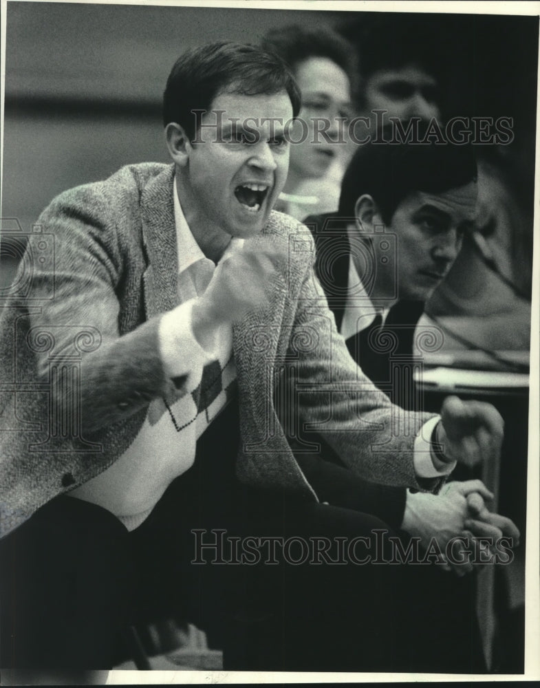 1984 Press Photo Muskego High&#39;s basketball coach Tom Sorensen exhorts his team.- Historic Images