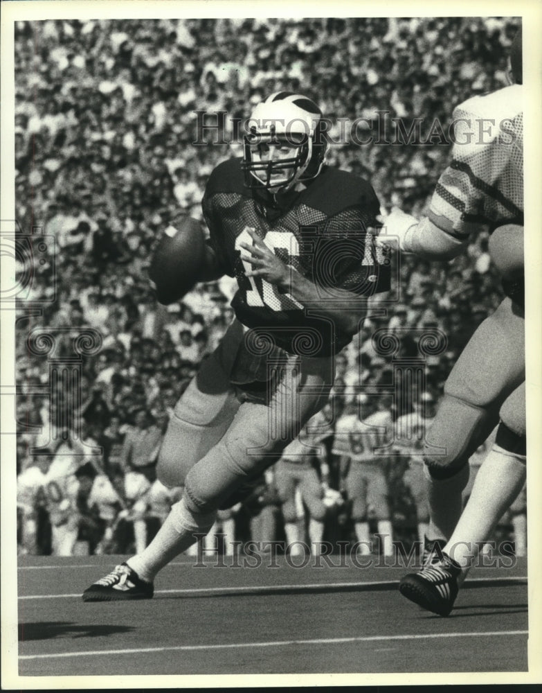 1983 Press Photo Michigan's Steve Smith with the football. - mjt15089- Historic Images