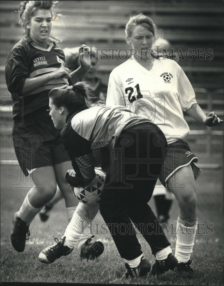 1991 Press Photo Anne Eschle makes save with Jodi sanders against Kristen Davies- Historic Images