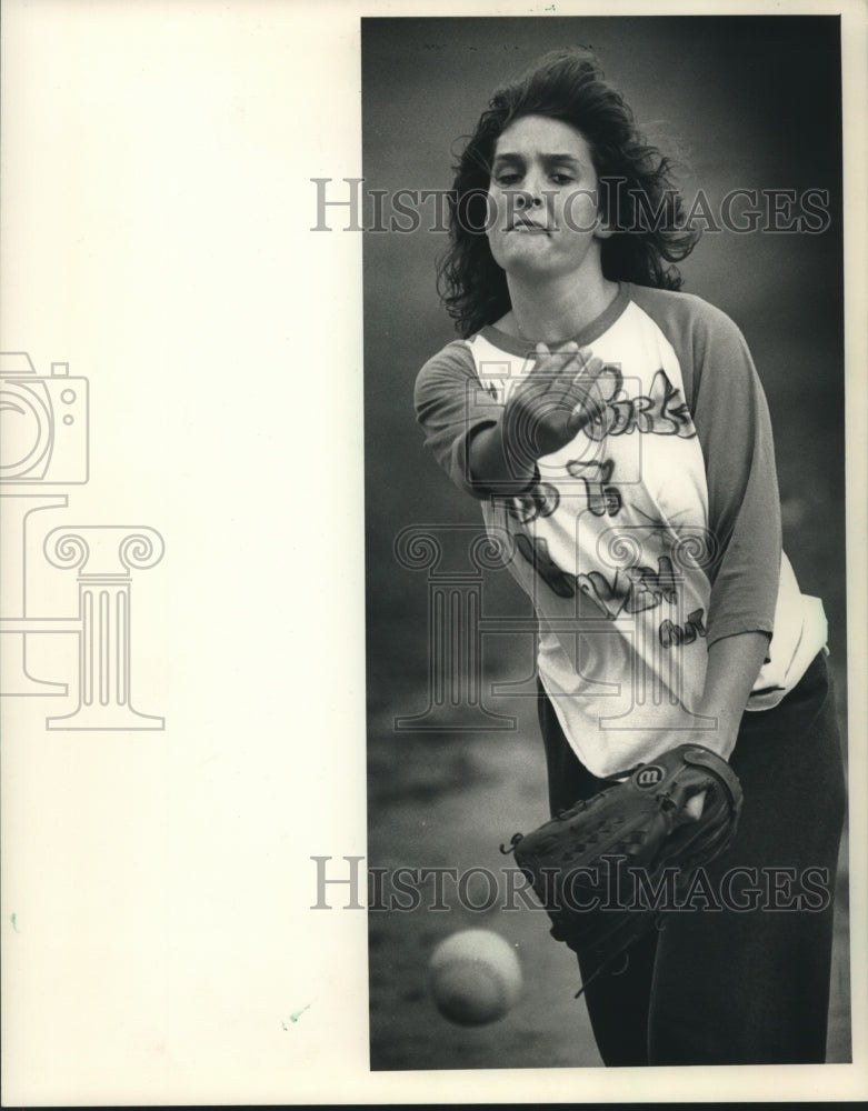 1988 Press Photo Julie Michalski pitches softball for Hartford team. - mjt15131 - Historic Images