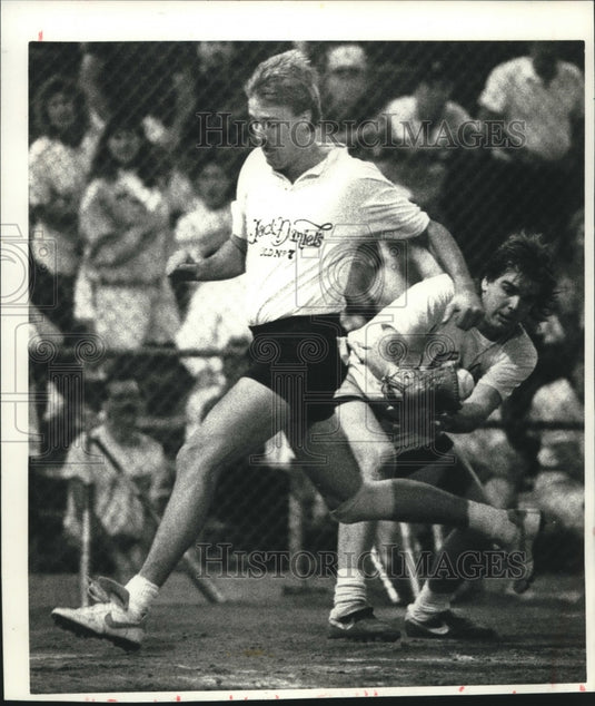 1990 Press Photo Softball players Keith Stellhorn & Eric Pearson in action- Historic Images