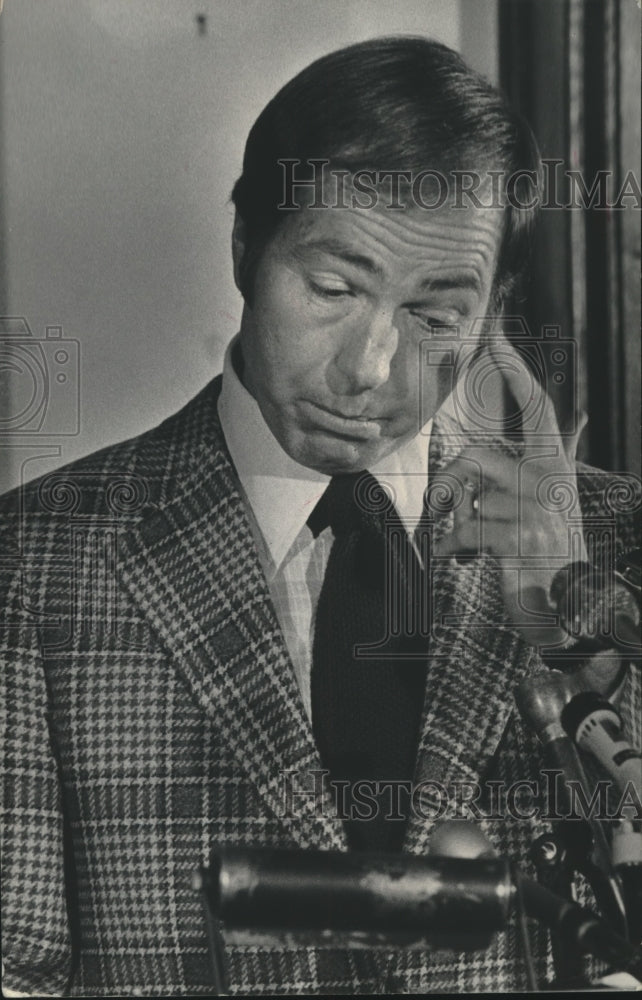 1974 Press Photo Ex-football player Bart Starr talks in front of microphones- Historic Images