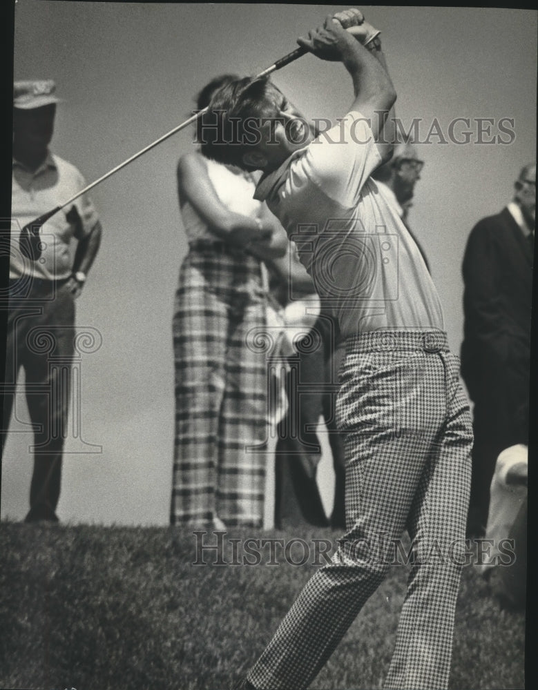 1973 Press Photo Butch Schlicht, Madison, Wisconsin golfer, swings his club- Historic Images