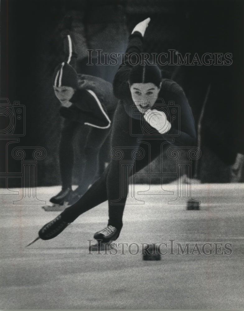 1975 Press Photo Sheila Young & Beth Heiden in the 500 meter Olympic time trials - Historic Images