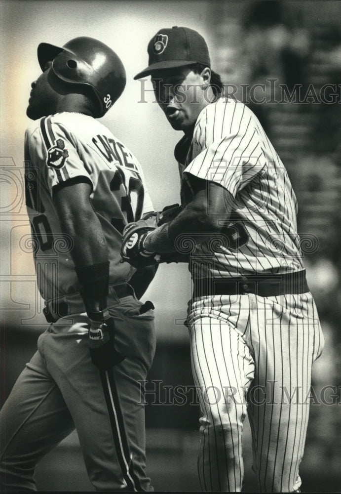 1989 Press Photo Brewers baseball&#39;s Bill Spiers tags out Cleveland&#39;s Joe Carter - Historic Images