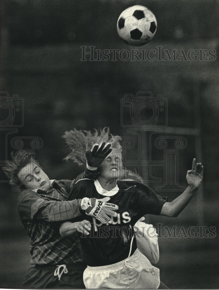 1990 Press Photo High school soccer players Therese Muench, Alisa Pyket collide - Historic Images