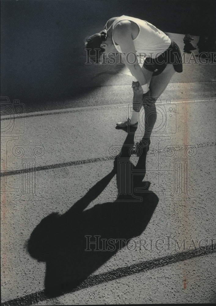 1985 Press Photo Wayne Roby rests after run of anchor leg of Wisconsin&#39;s relay.- Historic Images