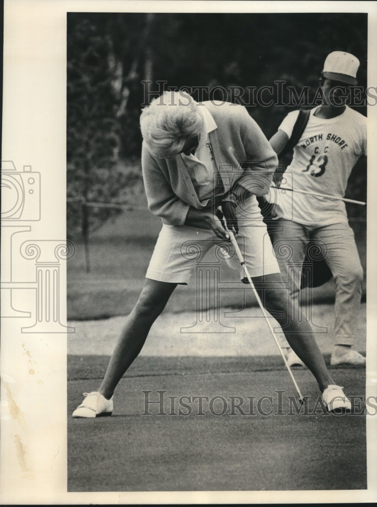 1964 Press Photo Pro golfer Ruth Jessen putts at North Shore Country Club - Historic Images