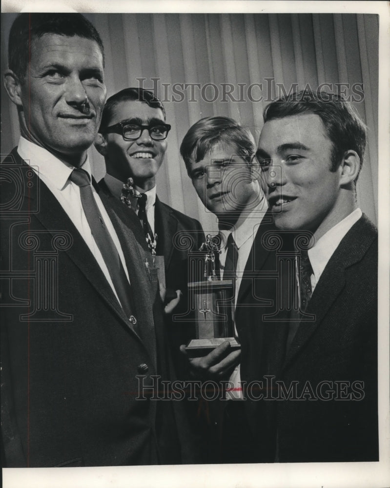 1968 Press Photo Marquette University's wrestling program faces at team dinner- Historic Images