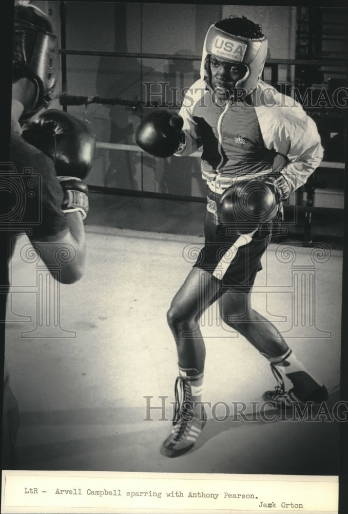 1986 Press Photo Milwaukee boxer Anthony Pearson spars with Arvell Campbell - Historic Images