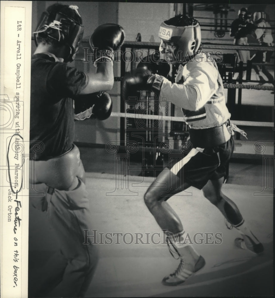 1986 Press Photo Boxer Arvell Campbell sparring with Milwaukee&#39;s Anthony Pearson - Historic Images