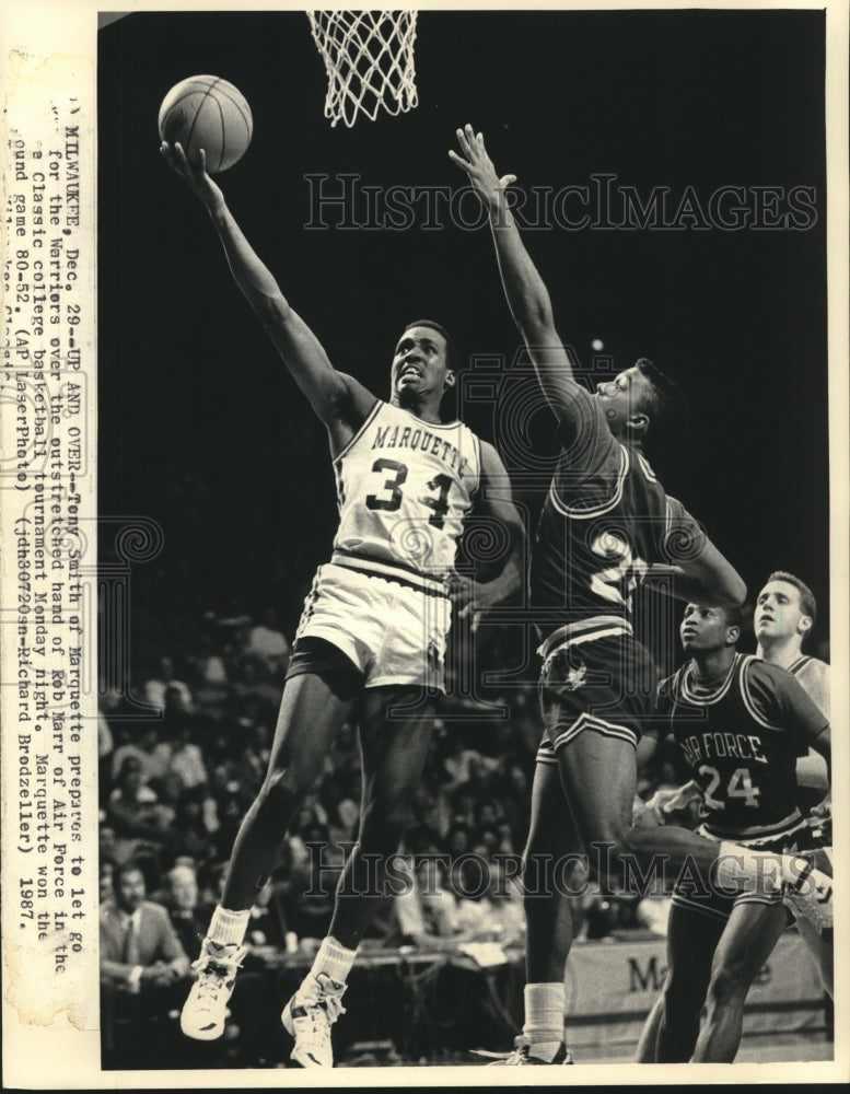 1987 Press Photo Marquette&#39;s Tony Smith soars over Air Force&#39;s Rob Marr in game. - Historic Images