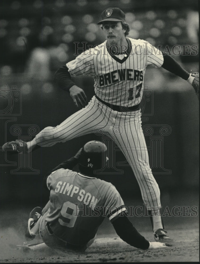 1983 Press Photo Milwaukee Brewers&#39; Joe Simpson avoids slide of Simpson- Historic Images