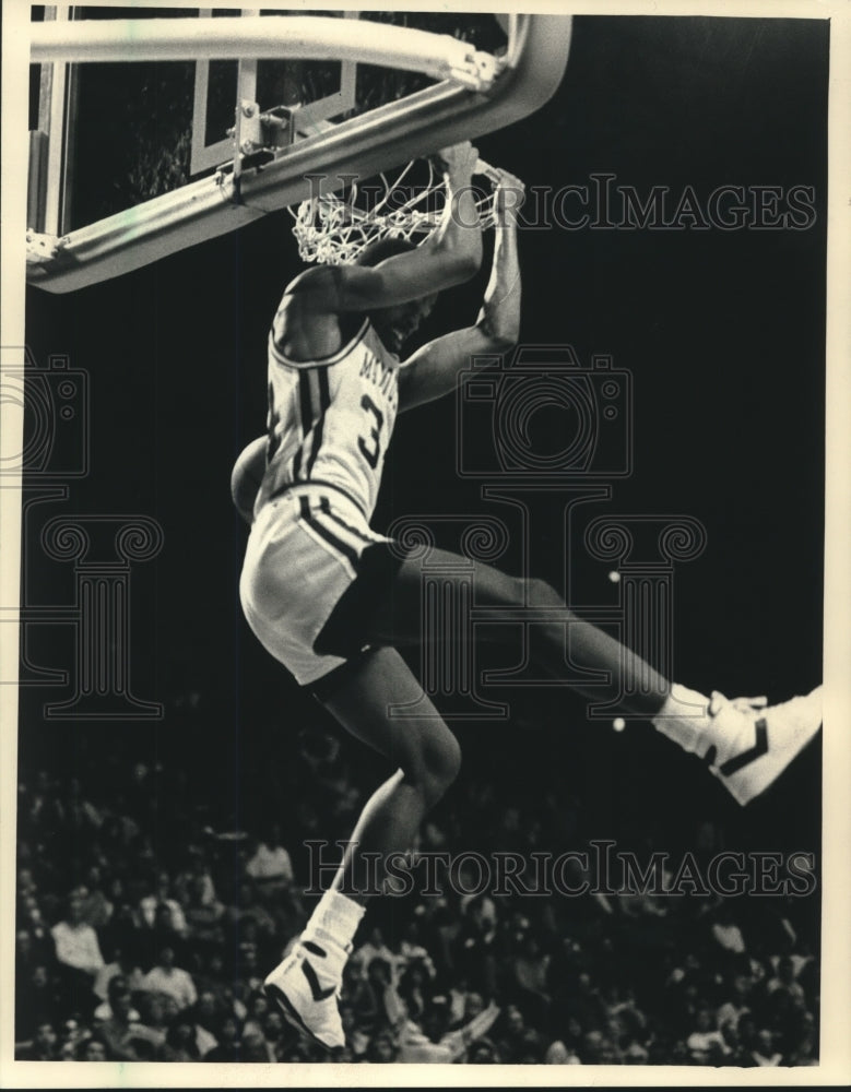 1987 Press Photo Marquette&#39;s Tony Smith slams the ball home against Air Force - Historic Images