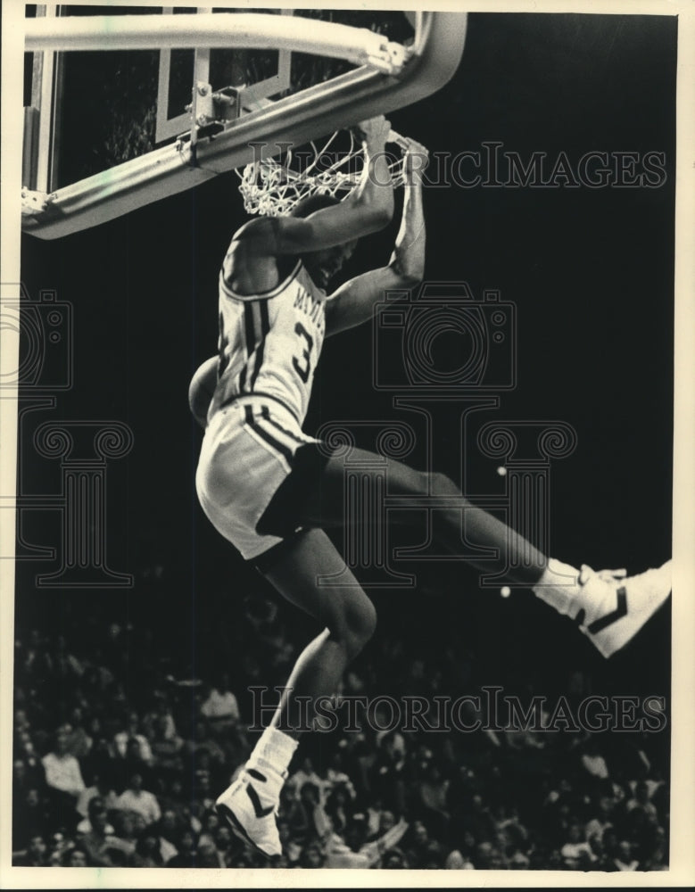 1987 Press Photo Marquette's Tony Smith slams the ball home against Air Force - Historic Images