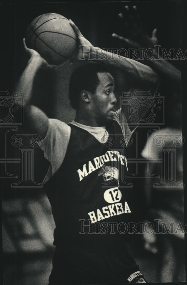 1986 Press Photo Marquette&#39;s Tony Smith throws pass during practice. - mjt15493 - Historic Images