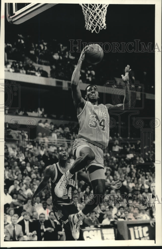 1989 Press Photo Marquette basketball player Tony Smith goes to the hoop - Historic Images