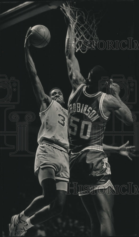 1990 Press Photo Marquette basketball player, Tony Smith, goes up for a shot- Historic Images