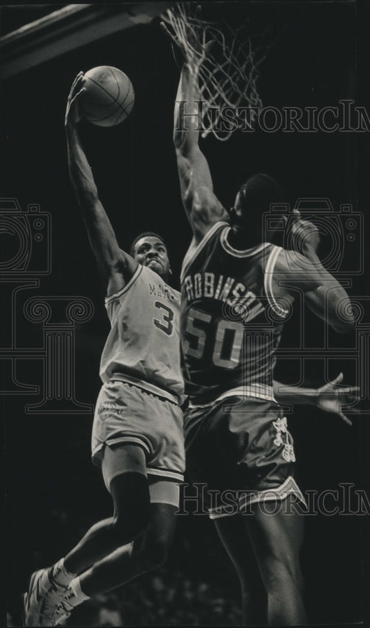 1990 Press Photo Marquette basketball player, Tony Smith, goes up for a shot- Historic Images